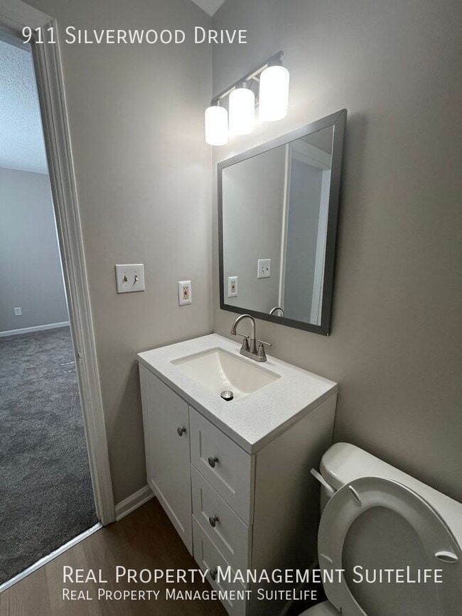 Building Photo - 911 Silverwood Dr