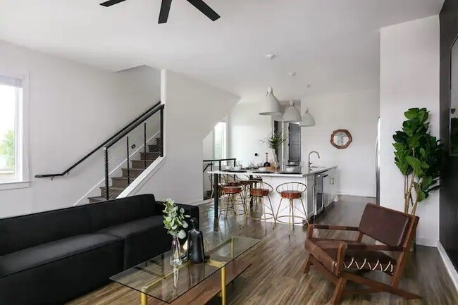 Building Photo - 738 Douglas Ave