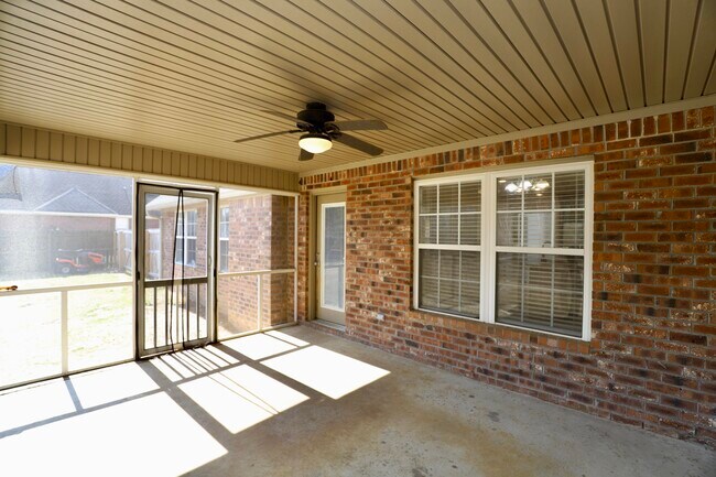 Building Photo - 3065 Temple Rd