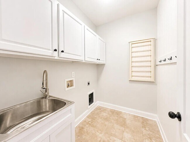 Building Photo - 10 Lynell Pl