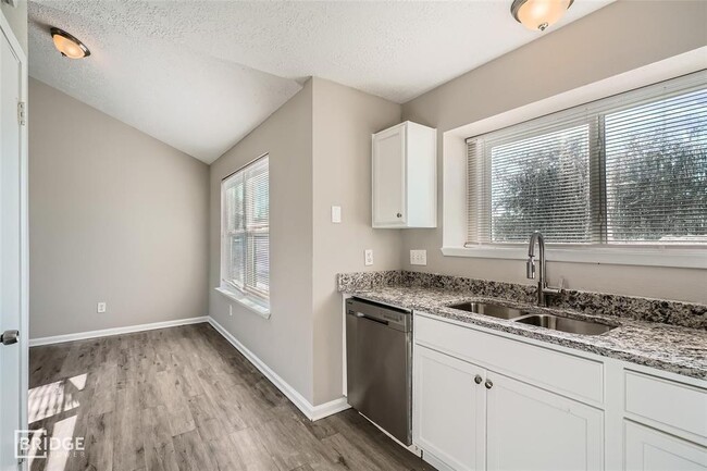 Building Photo - 2801 Custer Dr