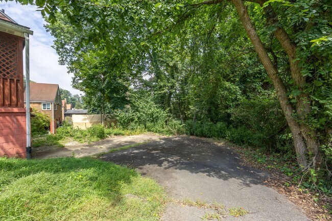 Building Photo - Spacious 4-Bedroom Home with Garage and Yard - Section 8 Approved!!