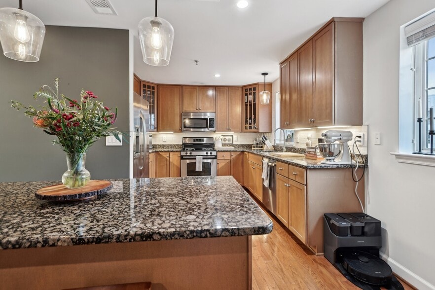 Building Photo - 4091 S Four Mile Run Dr