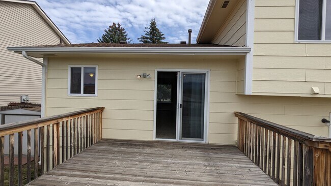 Building Photo - COZY TRI-LEVEL 3 BED/1.5 BATH WITH WOODBUR...
