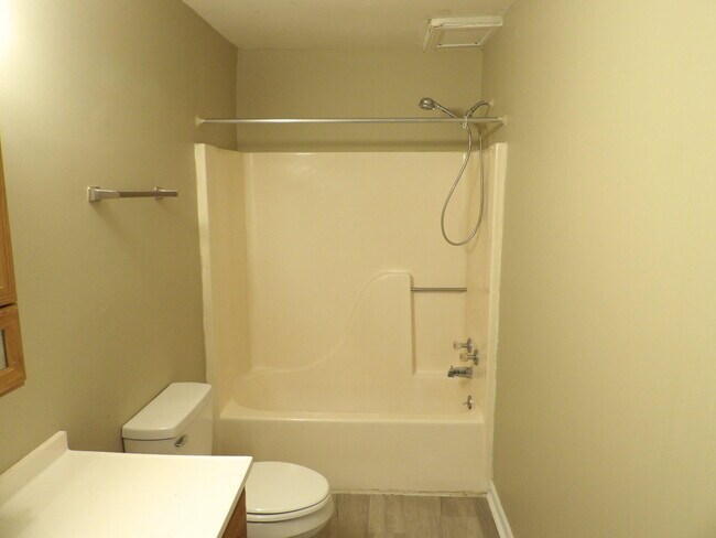 Building Photo - 140 Landings Dr