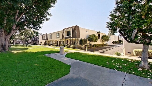 Building Photo - 10062 Los Coyotes Ct