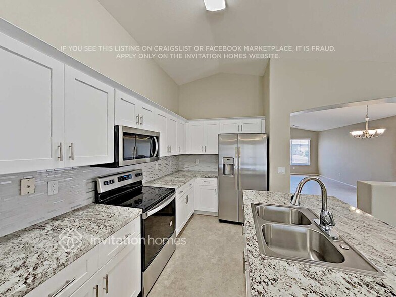 Building Photo - 1135 E Vernoa St