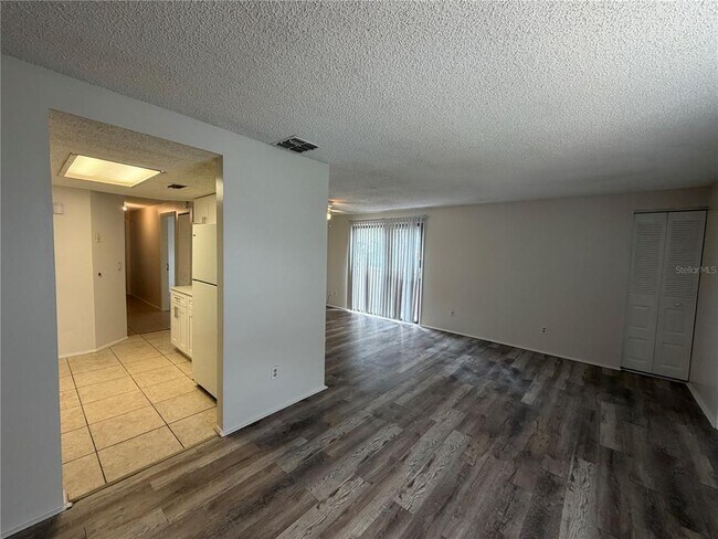 Building Photo - 4911 Silver Oaks Village