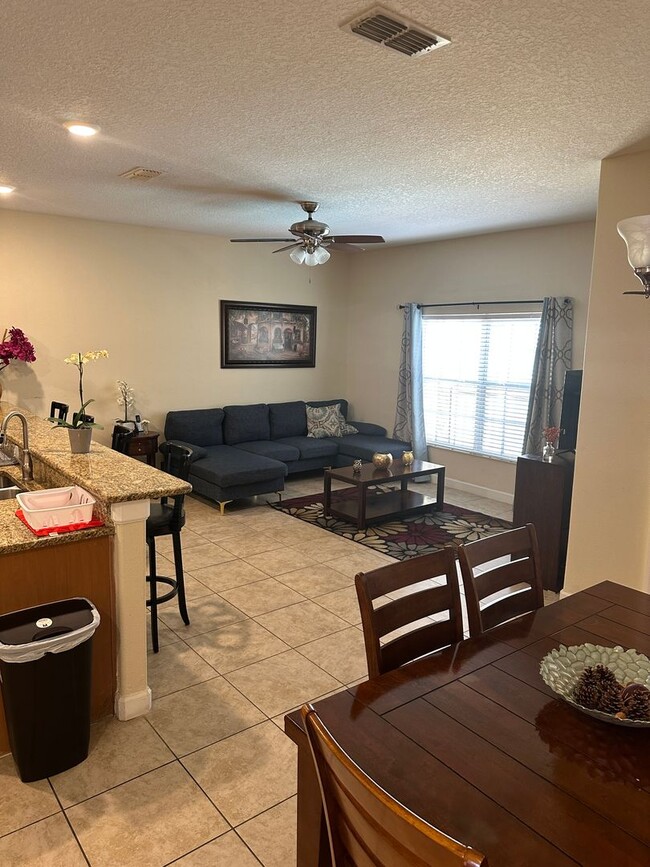 Building Photo - 4 bed 3 bath FULLY FURNISHED in Beautiful ...