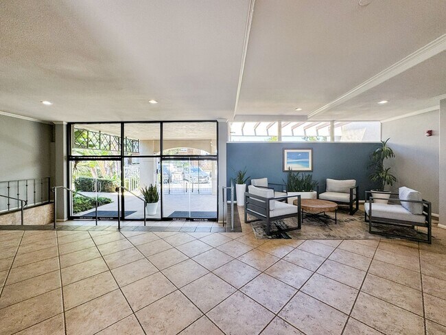 Building Photo - Beautiful Furnished 1 Bedroom, 1.5 Bath Condo with Harbor Views - Flexible Lease!