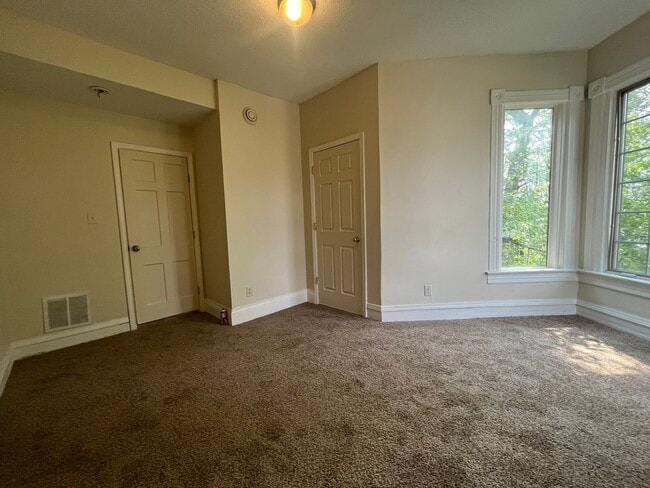 Building Photo - 666 Sims Ave