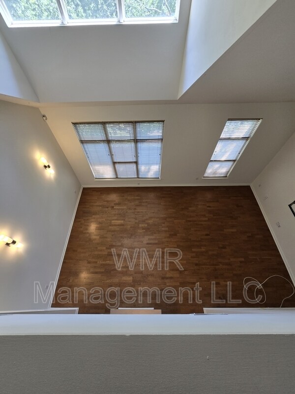 Building Photo - 2125 Southend Dr