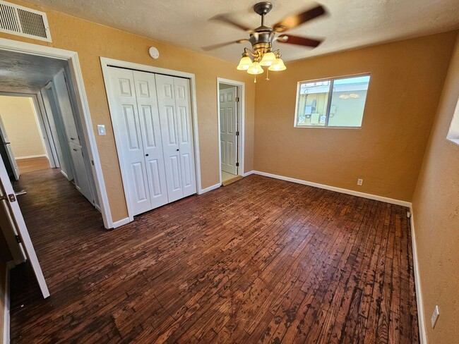 Building Photo - 3 Bedroom / 2 Bath Home with Refrigerated Air & 1-Car Garage 6 Month Lease!