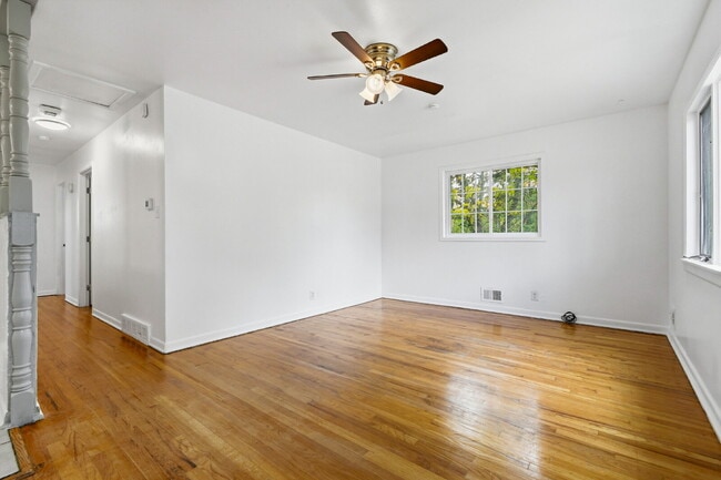Building Photo - Charming 3-Bedroom with 2 Baths and Extra Room in Basement!