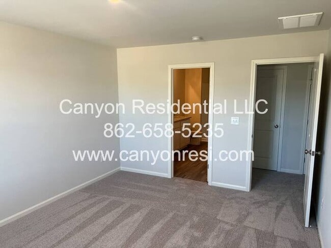 Building Photo - 535 Dayspring Dr