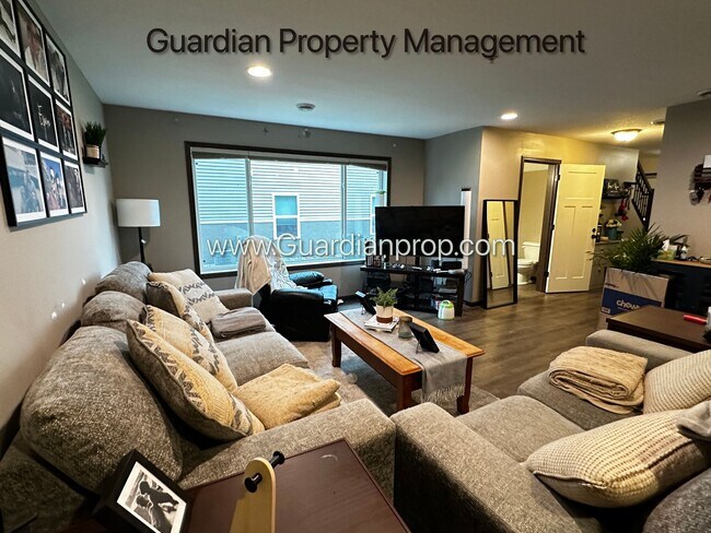 Building Photo - Lakeville End unit Town Home, Avail December, Two Car Garage, Dishwasher, W/D, 2.5 Baths