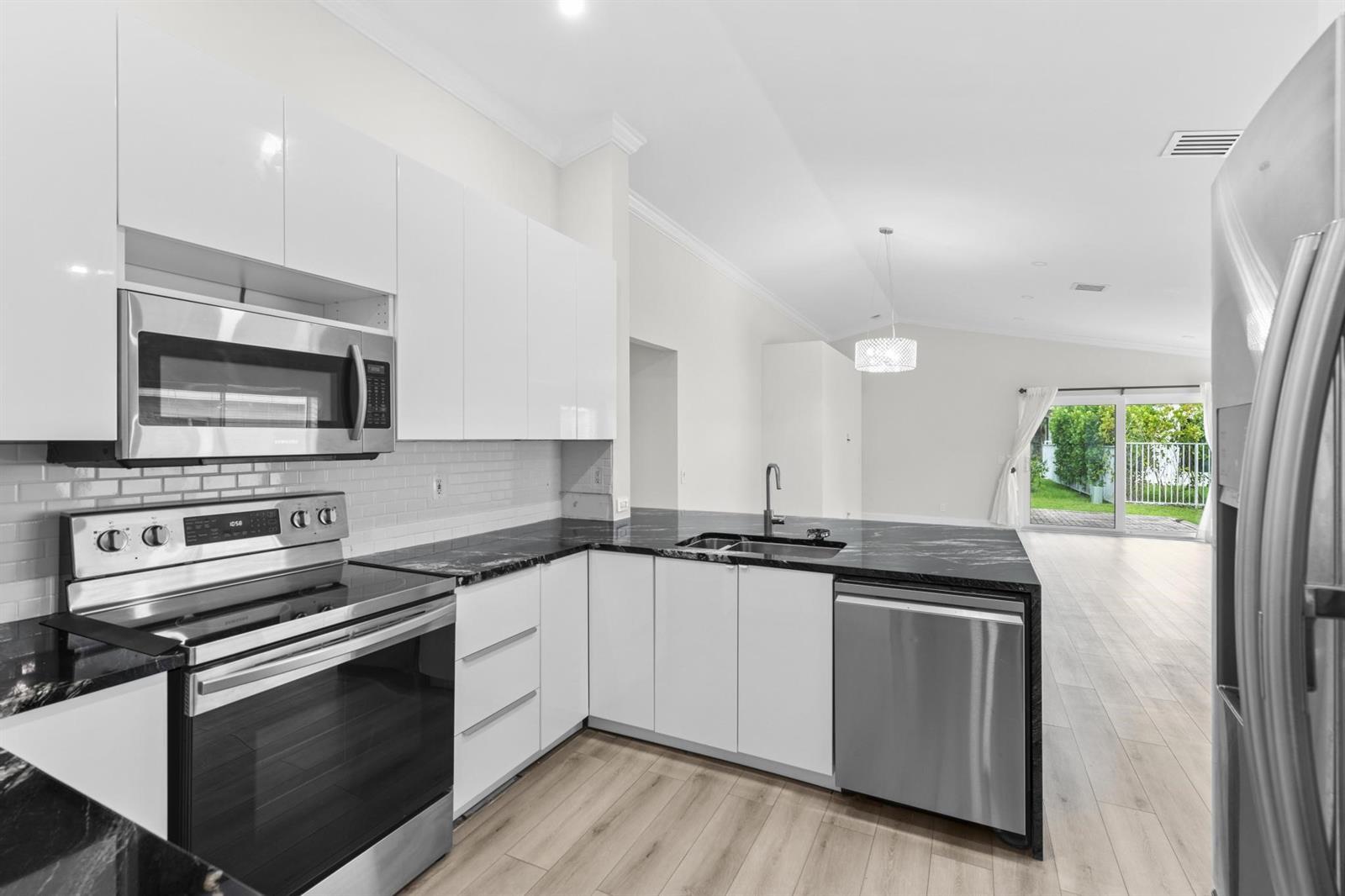 Building Photo - 1425 Majesty Ter