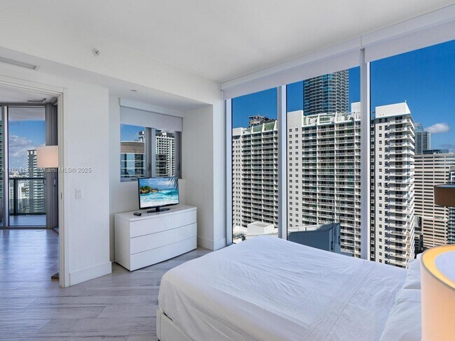 Building Photo - 1300 Brickell Bay Dr