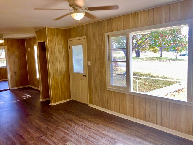 Building Photo - 703 W Ollie St