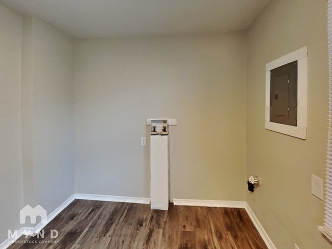 Building Photo - 3102 Elmhurst Dr