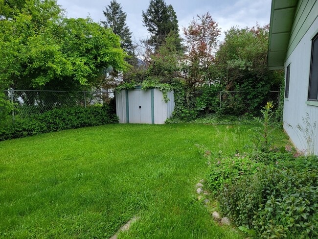 Building Photo - 1685 Cloverlawn Dr