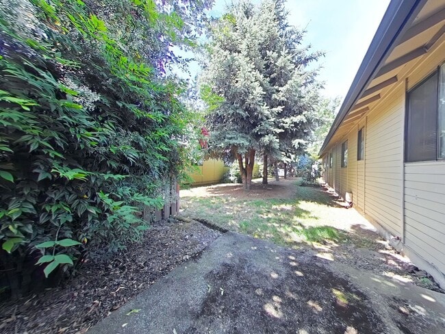 Building Photo - 2 Bedroom Duplex ~ Albany