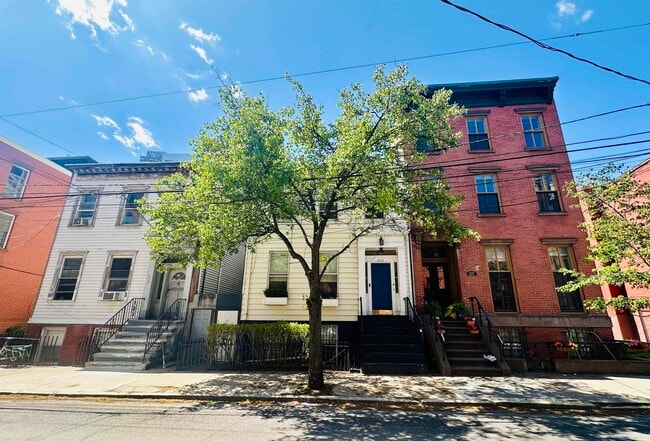 Building Photo - 235 Montgomery St