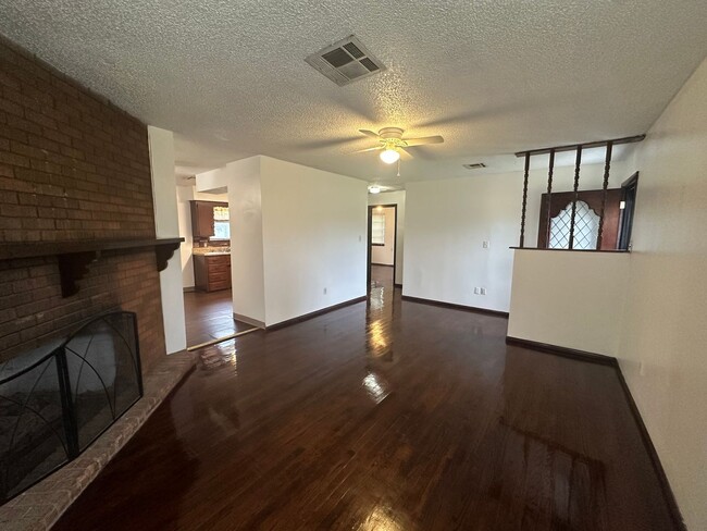 Building Photo - 4 Bed, 2 Bath, 2 dInng, 2 Living