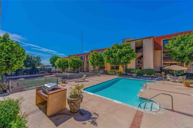 Building Photo - Resort-Style Living in Signal Hill - 2 Bed/2 Bath Condo for Lease