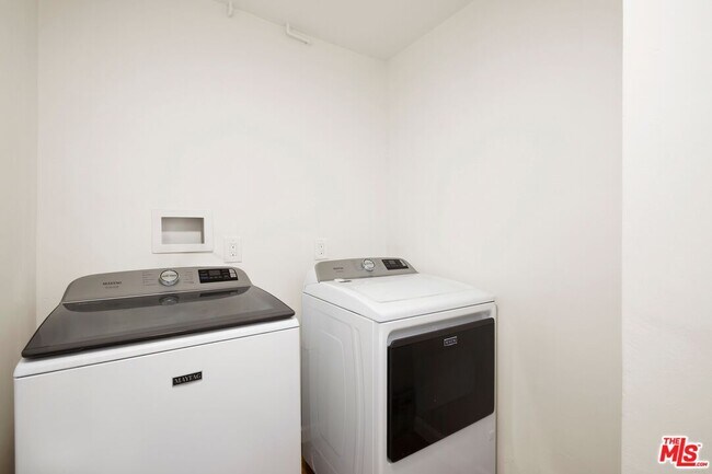 Building Photo - 8529 Saturn St