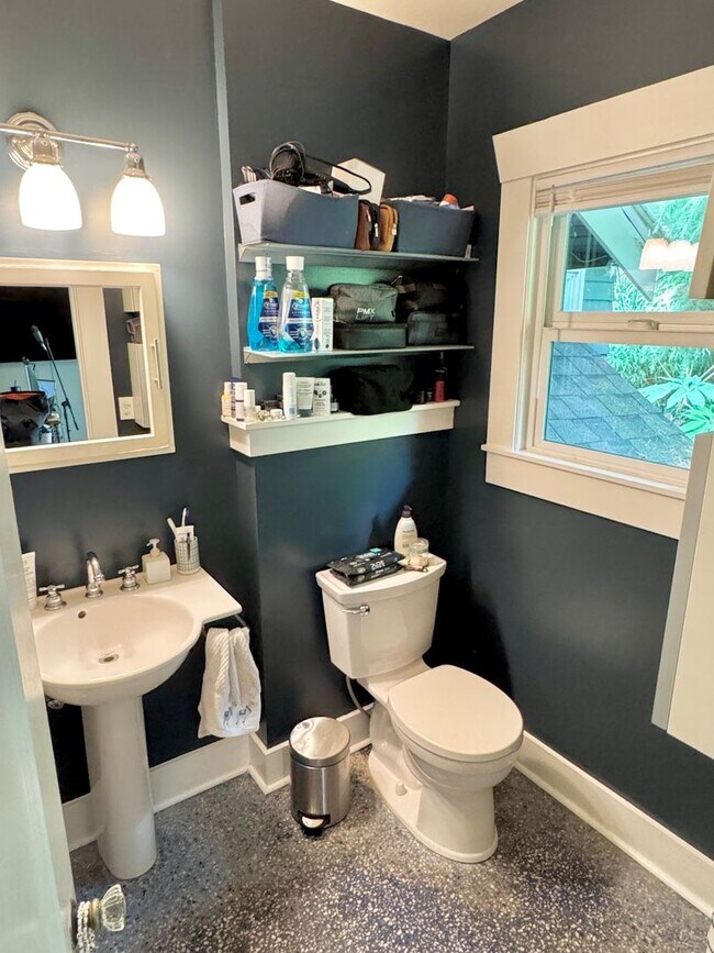 Building Photo - Rose City Park Bungalow with Finished Atti...