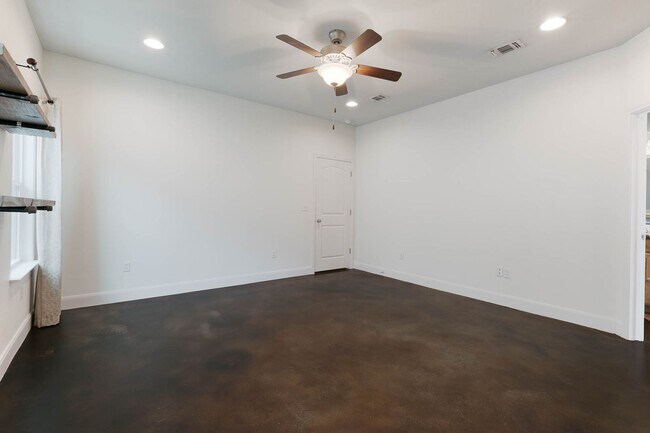 Building Photo - Kerrville, TX!  Country Charm with Modern Flair.