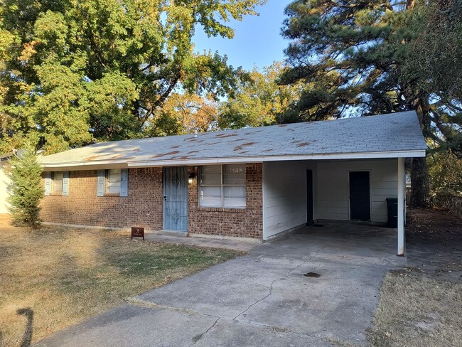 Primary Photo - 3 bedrooms, 1 bathroom and a bonus room!