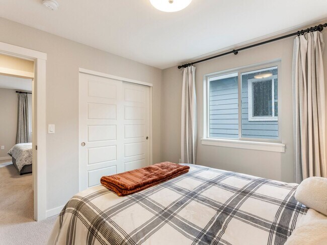 Building Photo - Stunning 4 Bed/2.5 Bath Modern Farmhouse in Scouters Mountain - HV