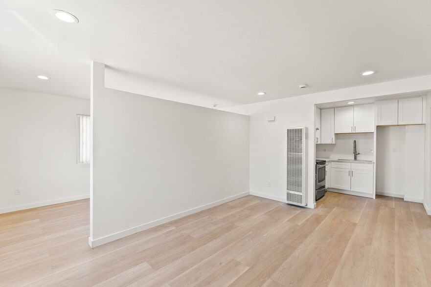 Building Photo - 994 Valencia St