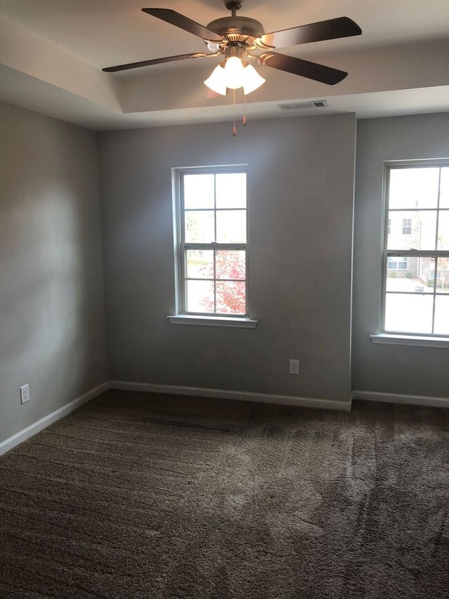 Building Photo - Single Family 3 Bedroom Townhome in Stonec...