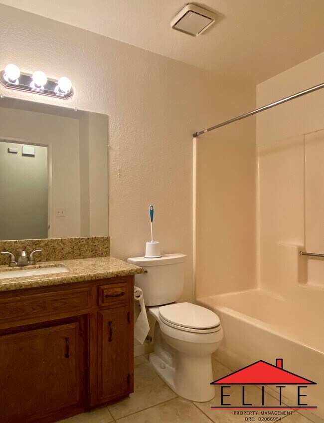 Building Photo - NORTHWEST SOLAR HOME!!