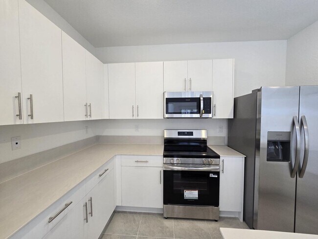 Building Photo - Brand New 3 Bed / 3 Bath Town home Modern Living Florida City FL 33034