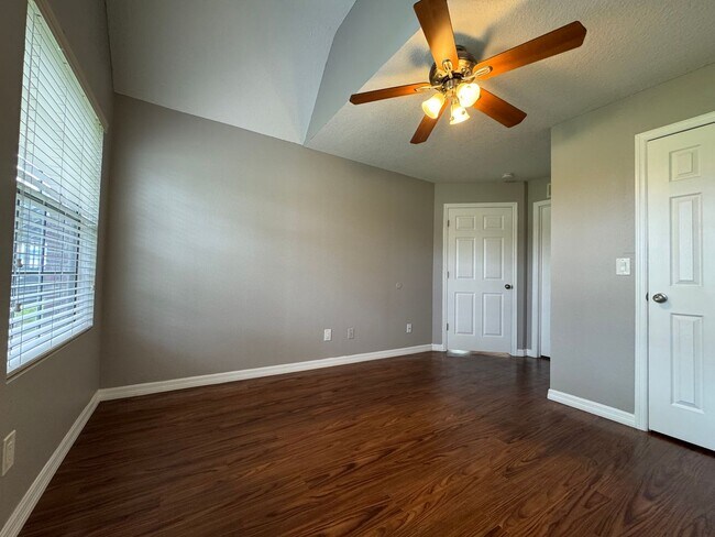 Building Photo - 2/2 Condo in Gated Lakefront Community ~ G...