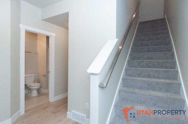 Building Photo - 995 W 360 S