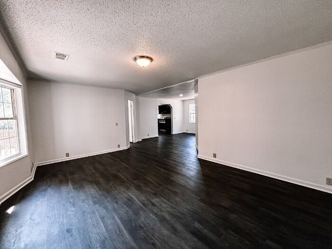 Building Photo - Spacious 4-Bed, 3-Bath Retreat on Greenhill Rd – 2000 Sq Ft of Charleston Charm!