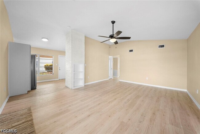 Building Photo - 275 Lakeview Dr