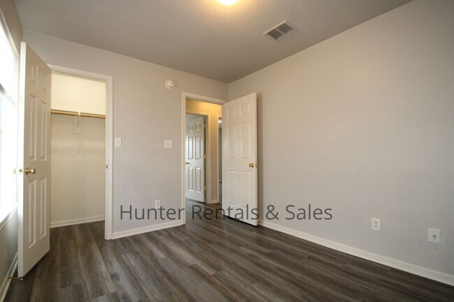 Building Photo - Conveniently Located!!!