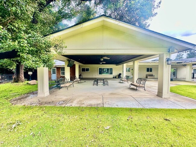 Building Photo - Gorgeous 4/3 Country Estate with 2000sf Barn