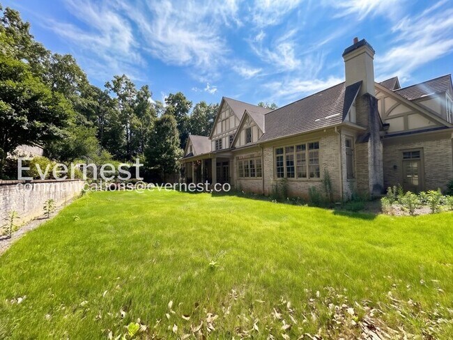 Building Photo - Spacious 7 Bed/8 Bath Home with Garage / Pet-Friendly / Available Now!
