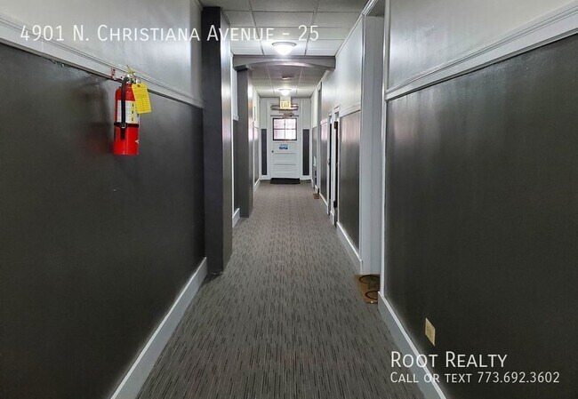 Building Photo - East Albany Park - Updated Top-Floor Studi...