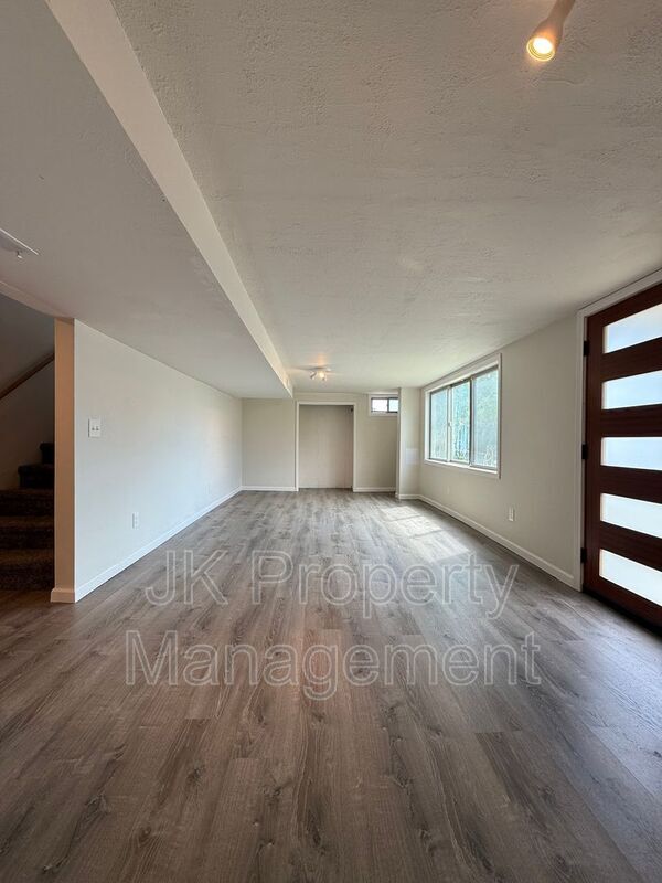 Building Photo - 105 Riverview Dr W