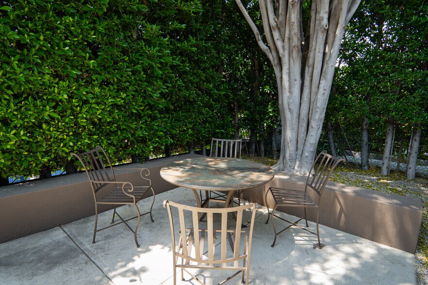 Private patio - 638 N Gardner St