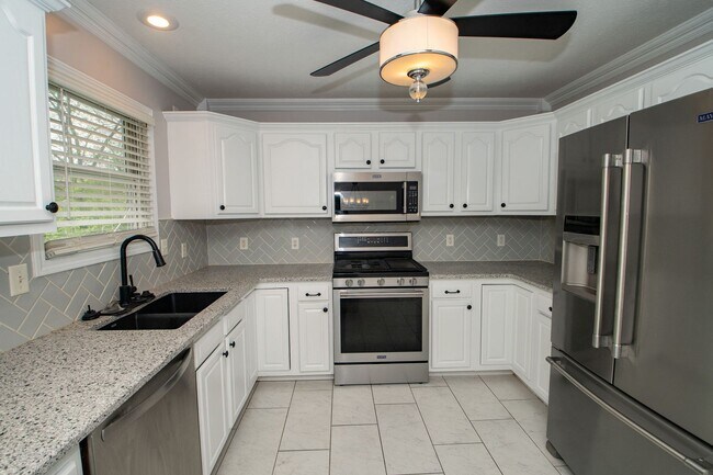 Building Photo - 4 Bedroom home in Granger, IN!