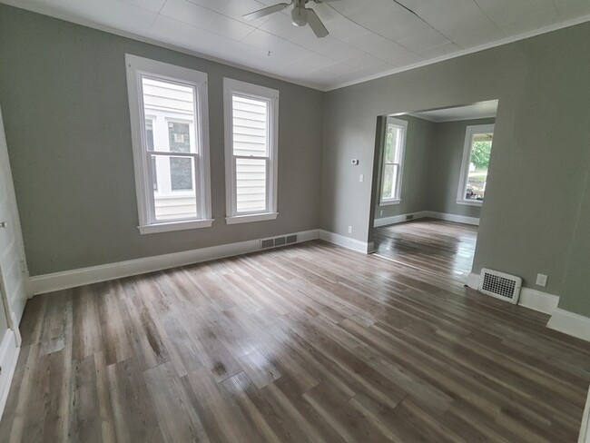 Building Photo - Spacious & Updated 2BR Apartment – Stylish...